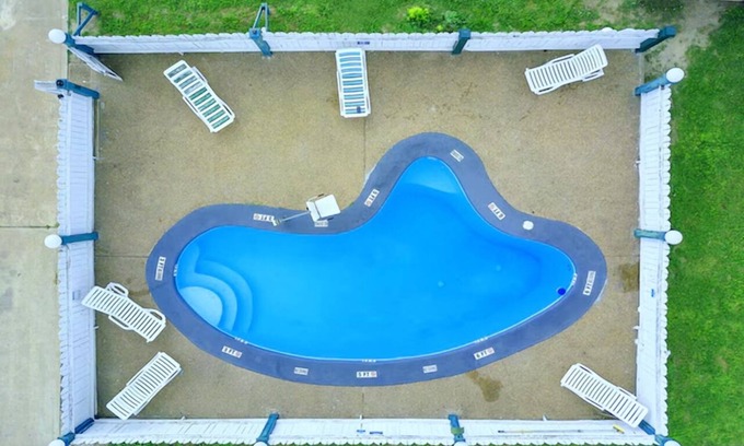 Oakville Hotel | Peaceful Unit Near Dairy Queen – Pet Friendly, Pool & On‑site Parking