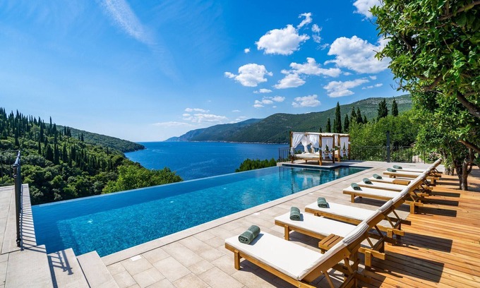 Molunat Villa | Relaxing Villa Palma with Infinity Pool and Sea Views