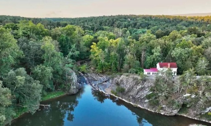 Berkeley Springs Cottage | Tranquil Waterfall House: 2-Bedroom Oasis with Pool