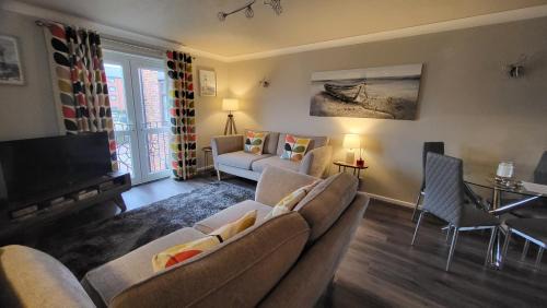 Hull Apartment | Tranquil Waterfront Retreat with Private Parking at Hull Marina
