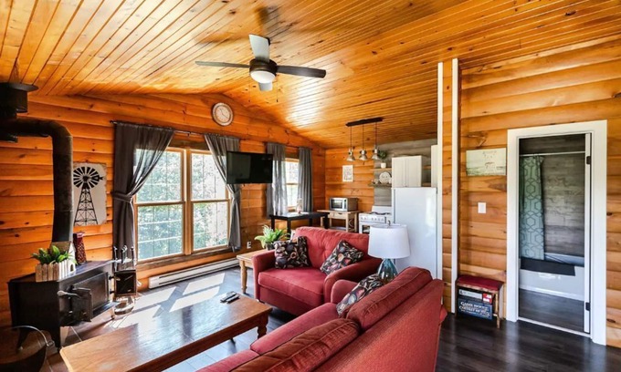 Saint Malo Cabin | Serene Retreat with Ocean Views and Spa Amenities