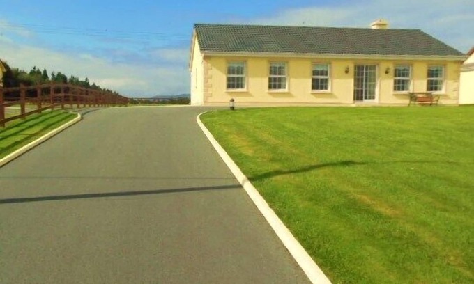 Caragh Cottage | Tranquil Retreat with Ocean Views on the Wild Atlantic Way