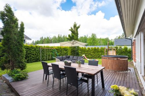 Vantaa House | Vantaa Sauna Cottage: Family-Friendly Retreat with Hot Tub