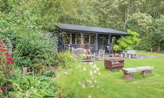 Cornisholme Cottage | Cozy 1 Bedroom Retreat with Ocean View in Louth