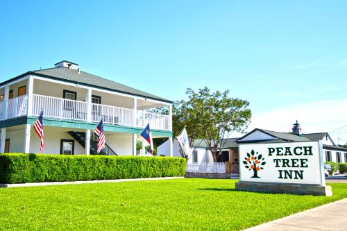 Fredericksburg Hotel | Family-Friendly Peach Tree Inn & Suites with Pool & Hot Tub