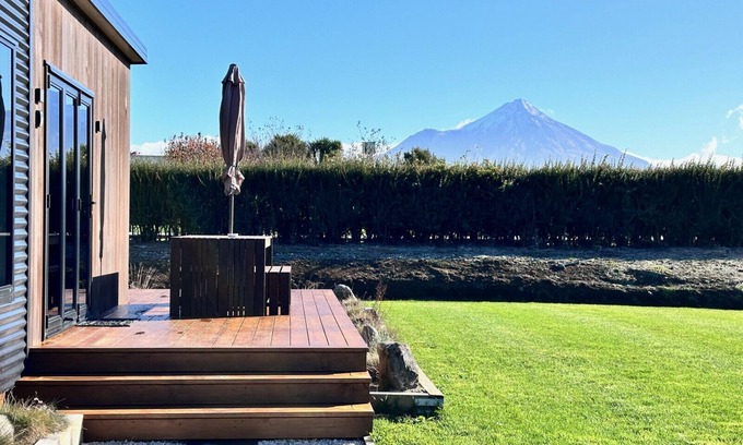 Stratford House | Peachy on Pembroke - Guest Rated 10/10 with Mountain Views