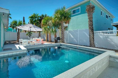 Safe Harbor House | Peachy Palm by AvantStay: Relaxing Pool & Golf Cart Access