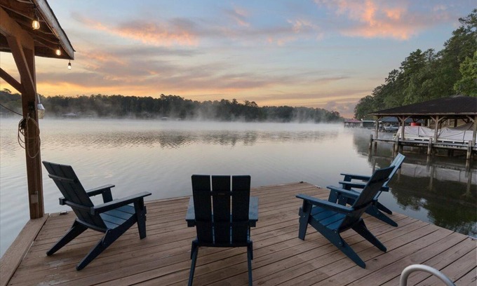 Hardwick Cottage | Idyllic Peachy Pines - Lakefront Cottage with Dock & Breakfast