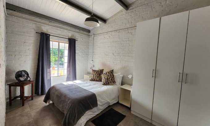 Tulbagh Apartment | Budget-Friendly Family Retreat at Peacock Guesthouse