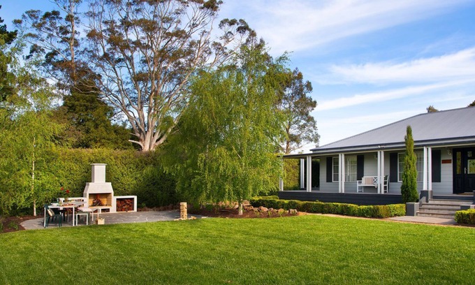Trentham House | Experience Peahen House: Premium Stay with Breakfast & Kitchen