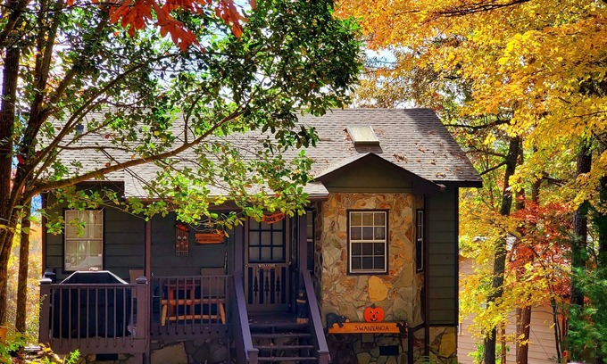 Blue Ridge Cabin | Relaxing Retreat with Mountain Views & Hot Tub Amenities