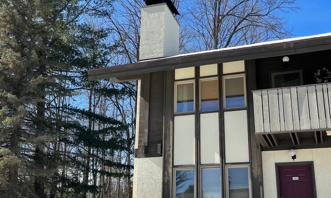 Boyne Falls Condo | Experience Boyne Mtn: Golf, Swim & Relax with Family Fun