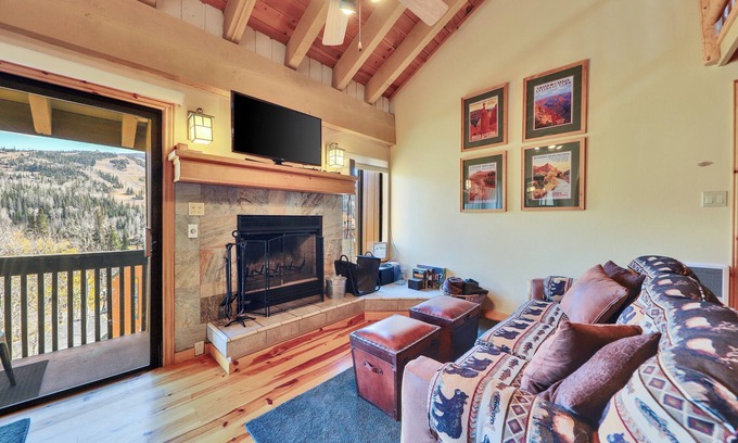 Brian Head Condo | Peak Comfort in Brian Head Sleeps Up To 7