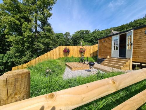 Hope Valley Cabin | Inviting Peak District Shepherds Hut with Ocean View