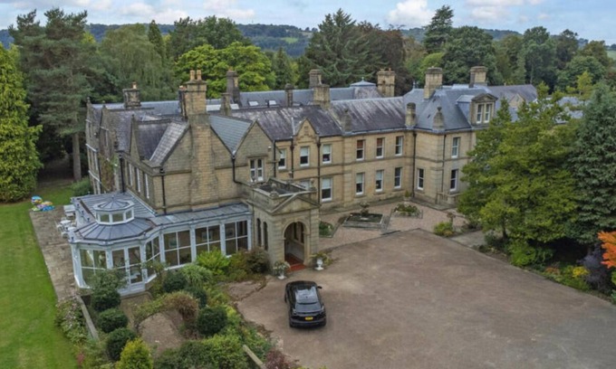 Darley Dale House | Peak Poolside Retreat: Derbyshire Oasis with Pet-Friendly Perks