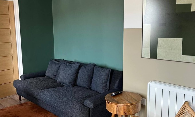 Leek Apartment | Comfortable Peak Willow Apartments: Kid-Friendly & Breakfast