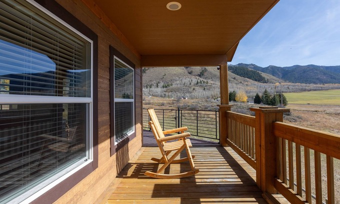 Etna House | Peaks Paradise: Hot Tub, Game Room & Perfect 10 Score!