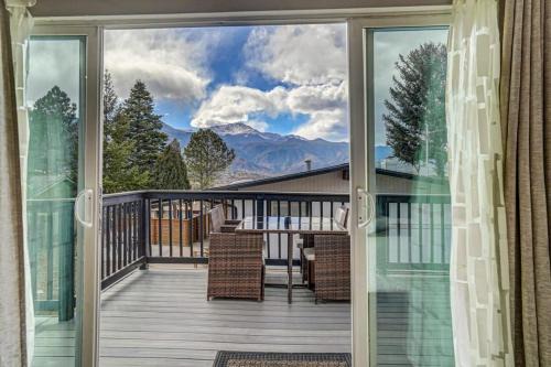 West Colorado Springs House | PeakView Lil Lux - King Room with Hot Tub and Scenic Views