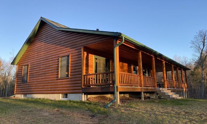 McMillan Cabin | Memorable Stays at Peanut Gallery with Spa & Lake Views