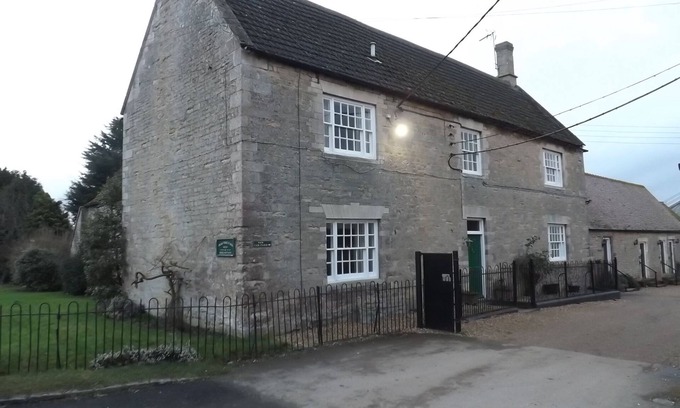 Twywell Bed & Breakfast | Cozy Pear Tree Farm B&B: Child-Friendly with Breakfast