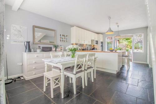 Toton House | Pet-Friendly Pear Tree House: Rated 10/10 by Guests