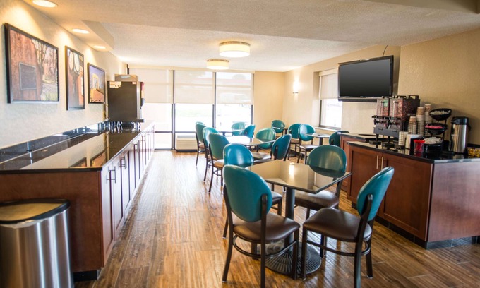 Cape Girardeau Hotel | Comfortable Stay at Pear Tree Inn Cape Girardeau with Pool