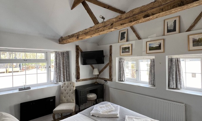 Hildersham Hotel | Discover Pear Tree Inn: Family-Friendly with Cozy Kitchen