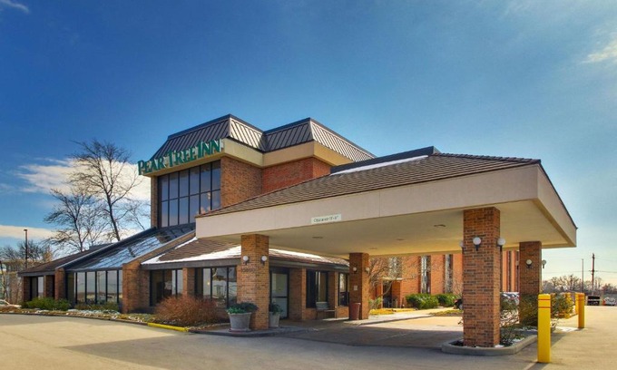 Airport Township Hotel | Pet-Friendly Pear Tree Inn St. Louis Airport with Pool Access