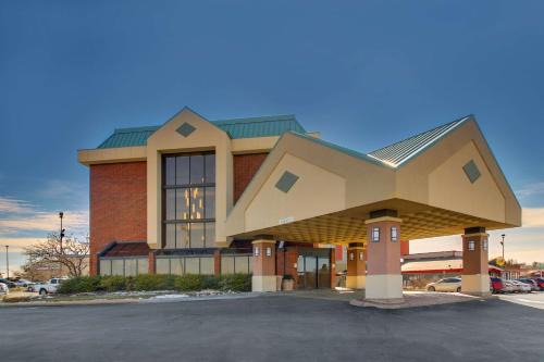 Arnold Hotel | Pet-Friendly Pear Tree Inn St. Louis - Arnold with Pool