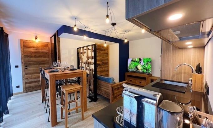 Les Gets Apartment | Cozy Pearl 001: Central Apartment for 5 with Kitchen & Breakfast