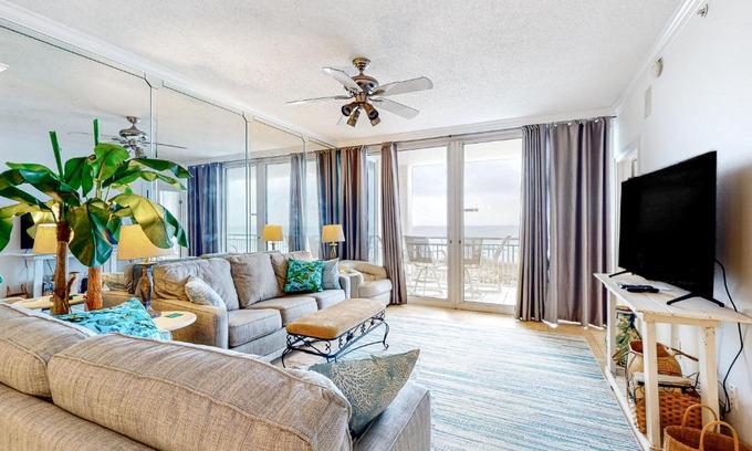 Navarre Beach Hotel | Relax at Pearl 203: Oceanfront Getaway with Pool Access