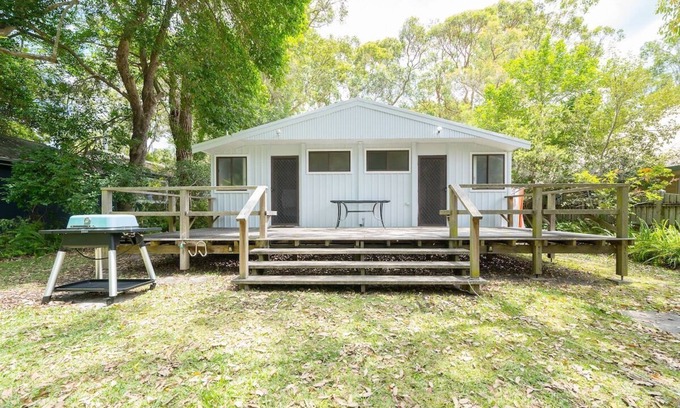 Pearl Beach House | Inviting Beach Shack Steps from the Ocean, Pet Friendly