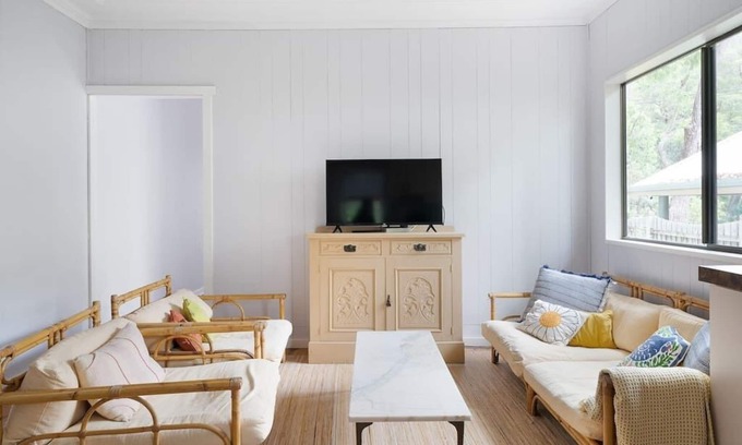 Pearl Beach House | Beach Shack Retreat, Steps from Ocean with Scenic Views