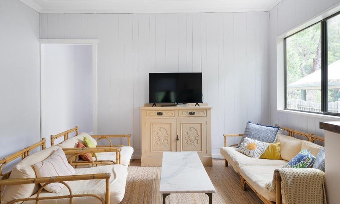 Pearl Beach House | Cozy Beach Shack Steps from the Shore - Wattle