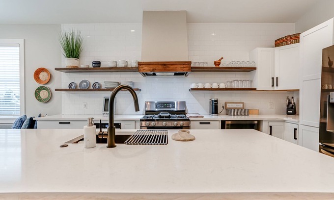 Tobin Hill House | Premier Pearl Cottage & Loft: River-Adjacent Stay for 17