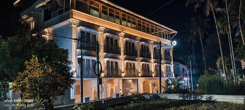 Mahe Bed & Breakfast | Discover Pearl Mahe: Family-Friendly with Breakfast Included