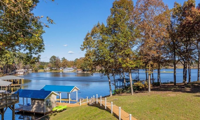 Henrico House | Serene Pearl of the Lake: Views, Kitchen & Top Ratings
