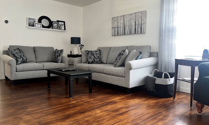Kingsville House | Pet-Friendly Pearl on Pearl with Spa and Breakfast in Kingsville