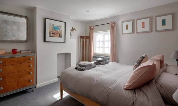 Farnham Cottage | Cozy Pearl's 2 Bedroom Cottage with Kitchen & Private Bath