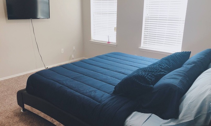 Pearland House | Ideal Pearland Retreat Near Park with Spa & Hot Tub