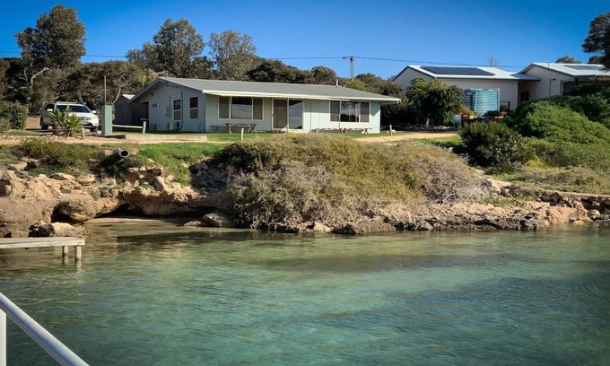 Lake Wangary House | Quaint Pearly Shells Shack in Prime Coffin Bay Location