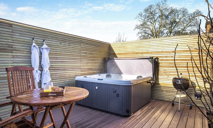 Northwich Cottage | Inviting 1 Bedroom Retreat in Antrobus with Spa & Hot Tub