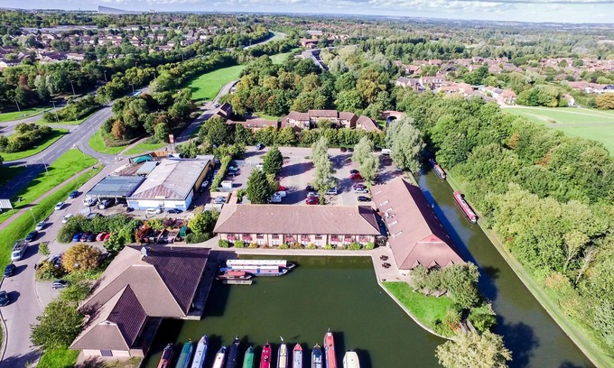 Milton Keynes Hotel | Budget-Friendly Peartree Lodge Waterside with Family Amenities
