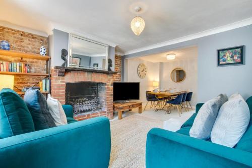 Rottingdean House | Family-Friendly Pebble Beach Cottage with Pet Amenities