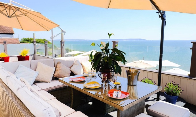 Barton-on-Sea House | Relax at Pebble Beach: A 5-Star Retreat with Spa & Dining