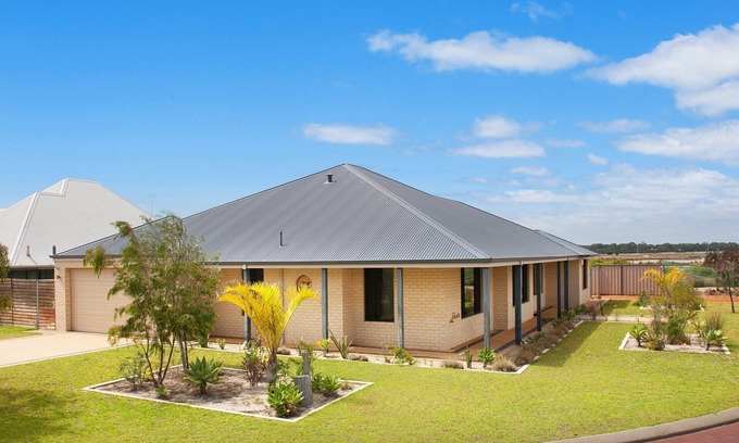 Geographe House | Pebble Beach House: Family-Friendly with Wifi & Theatre Room