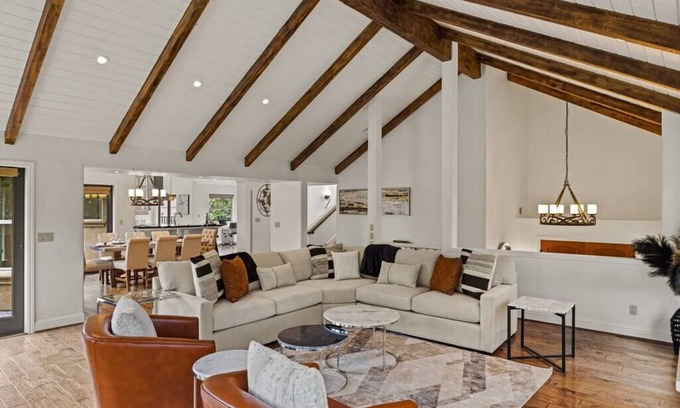 Del Monte Forest House | Indulge in Comfort at Pebble Beach's Los Altos Hotel