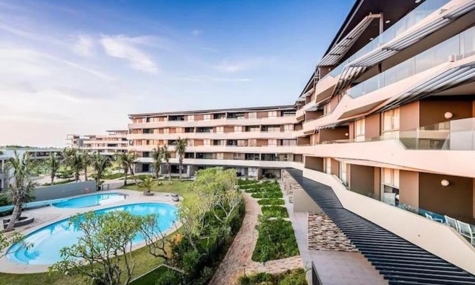 Hillhead Apartment | Beautiful Pebble Beach Sea Views with Private Oceanfront Access
