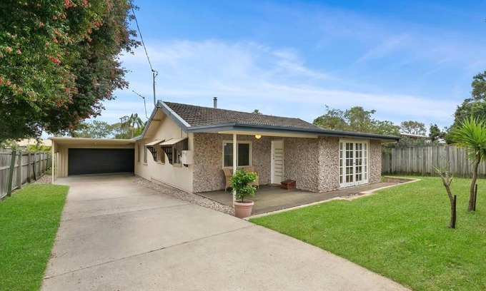 Beachmere House | Pebble Cottage: Pet-Friendly Retreat with Great Guest Ratings