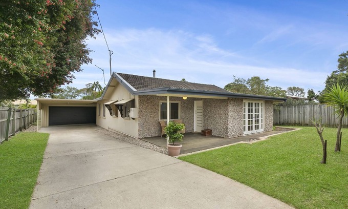 Beachmere House | Discover Pebble Cottage: Oceanfront Retreat with Breakfast